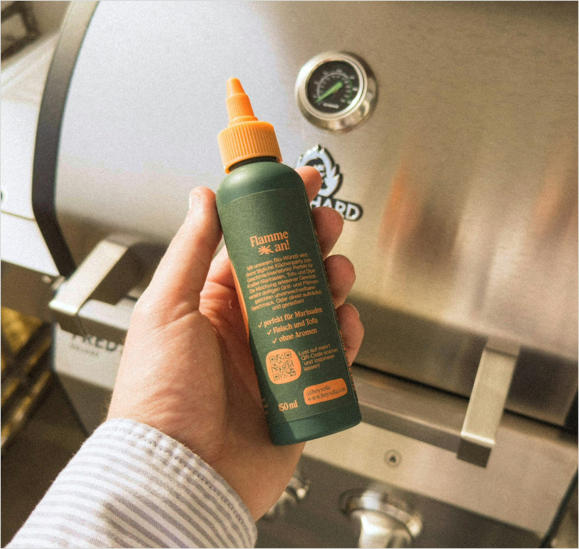 Photography of the back of the spice oil in front of a barbecue